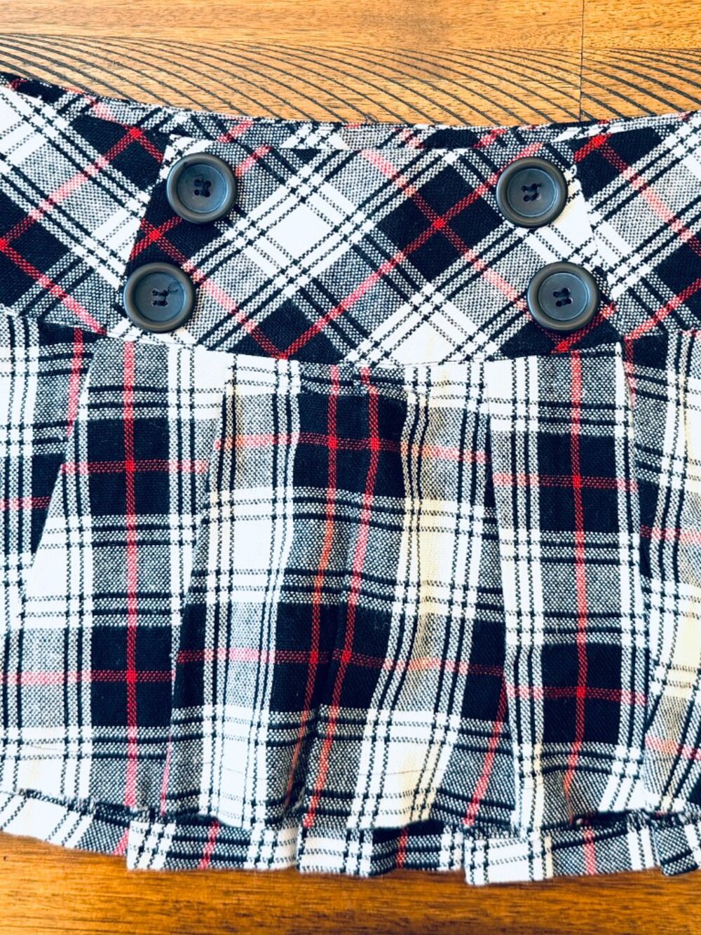Bold black, white, and red plaid patterned Forever 21 low-rise mini skirt- Kawai - Picture 2 of 6